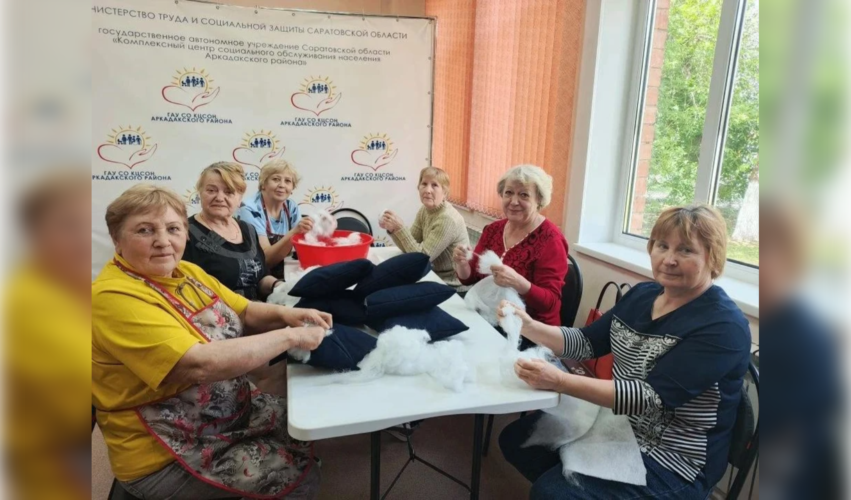«Серебряные» волонтеры из Аркадака сшили 20 подушек в спальники для бойцов СВО «Серебряные» волонтеры из Аркадака сшили 20 подушек в спальники для бойцов СВО