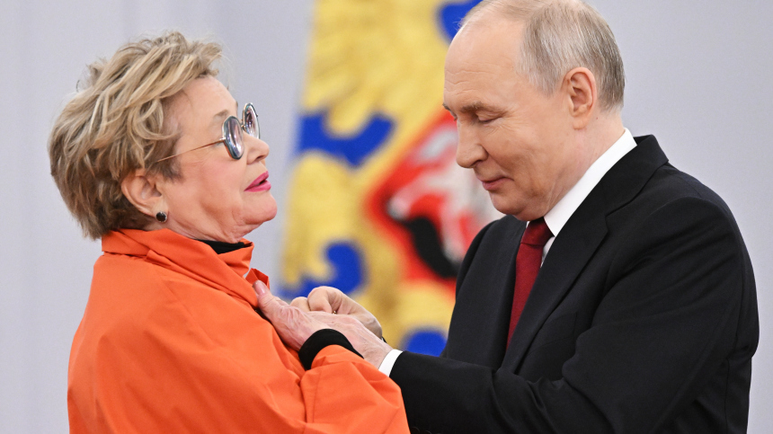 Путин вручил Марине Нееловой золотую медаль «Герой Труда» Путин вручил Марине Нееловой золотую медаль «Герой Труда»