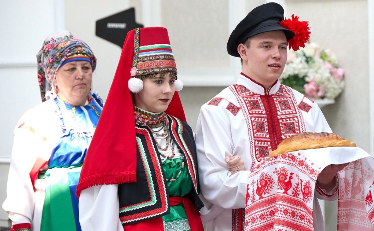 Проводы невесты, песни, танцы и огромный пирог: в Южно-Сахалинске воссоздали мордовский свадебный обряд