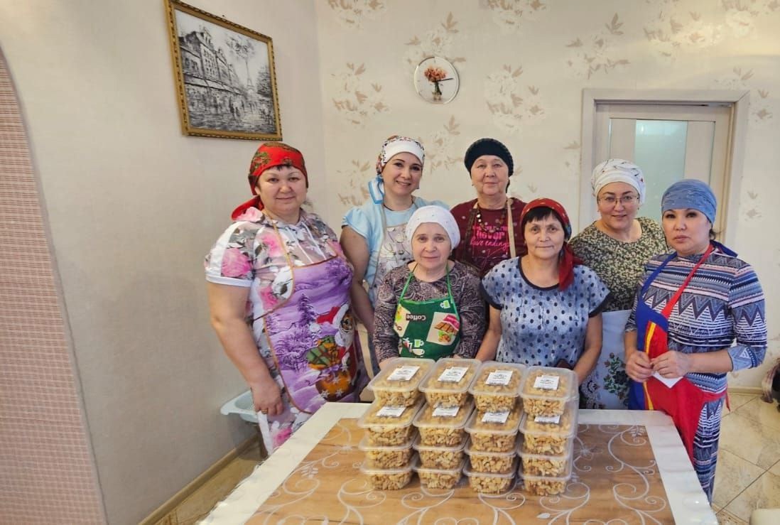 Татарские женщины из Куйбышевского района приготовили для бойцов СВО чак-чак Татарские женщины из Куйбышевского района приготовили для бойцов СВО чак-чак