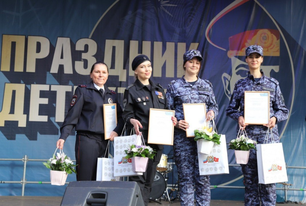 Сотрудники Росгвардии приняли участие в фотовыставке «Женщины в погонах» в Москве
