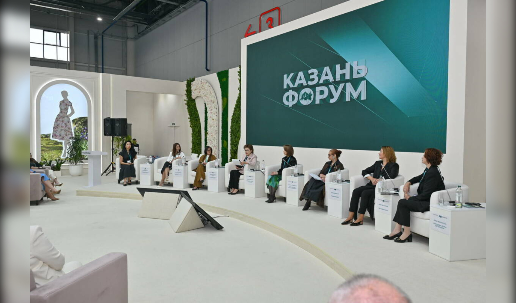 Женщины из разных стран обсудили экономическое партнерство на «КазаньФоруме» Женщины из разных стран обсудили экономическое партнерство на «КазаньФоруме»