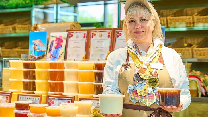 Участница московской ярмарки отправляет бойцам СВО продукцию собственной пасеки Участница московской ярмарки отправляет бойцам СВО продукцию собственной пасеки