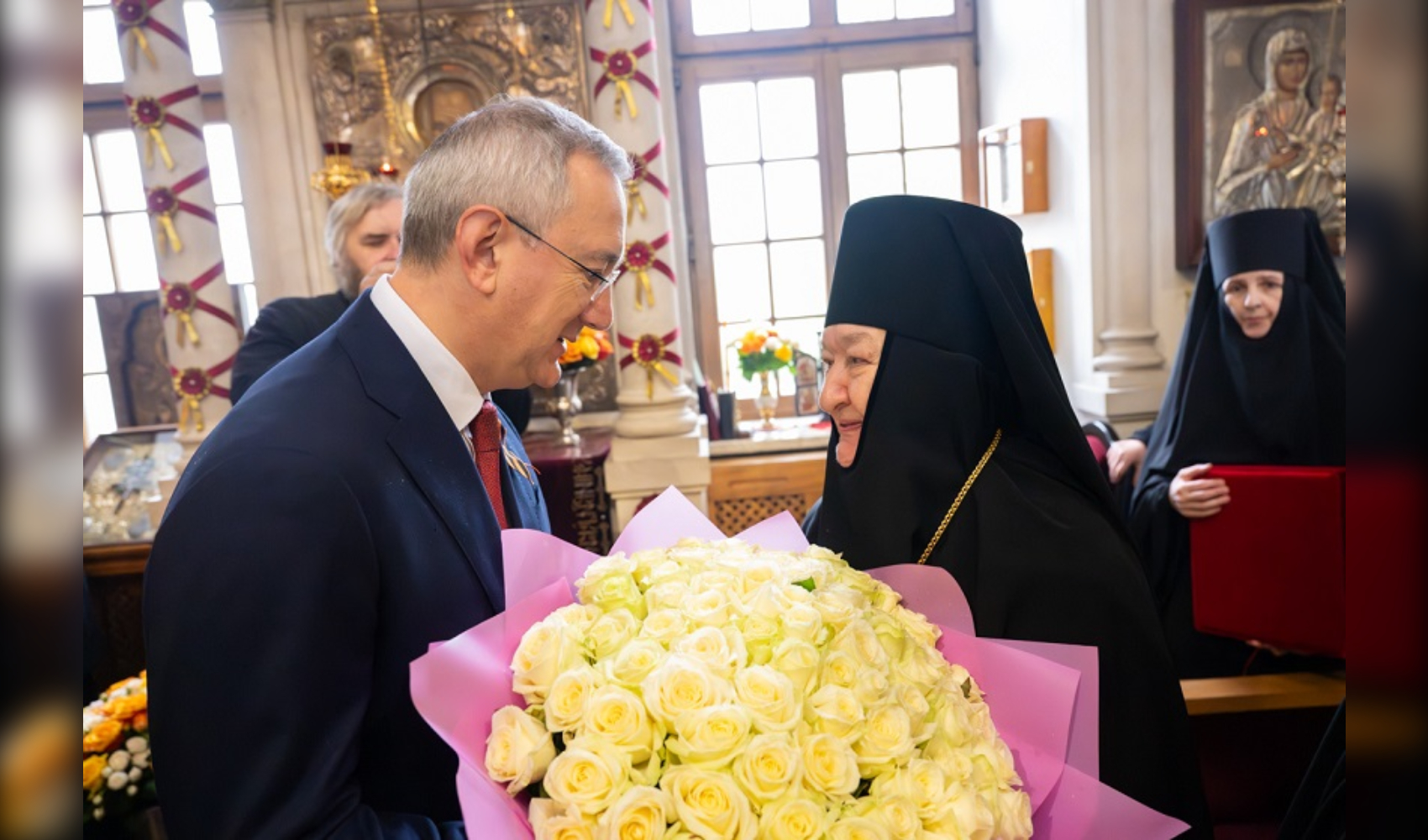 Владислав Шапша поздравил с юбилеем настоятельницу Свято-Никольского Черноостровского женского монастыря игумению Николаю Владислав Шапша поздравил с юбилеем настоятельницу Свято-Никольского Черноостровского женского монастыря игумению Николаю