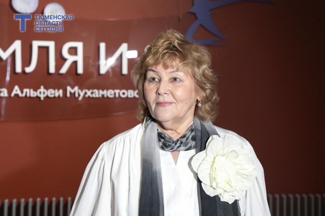 Нефть вместо красок: история тюменской художницы, которая перевернула мир искусства