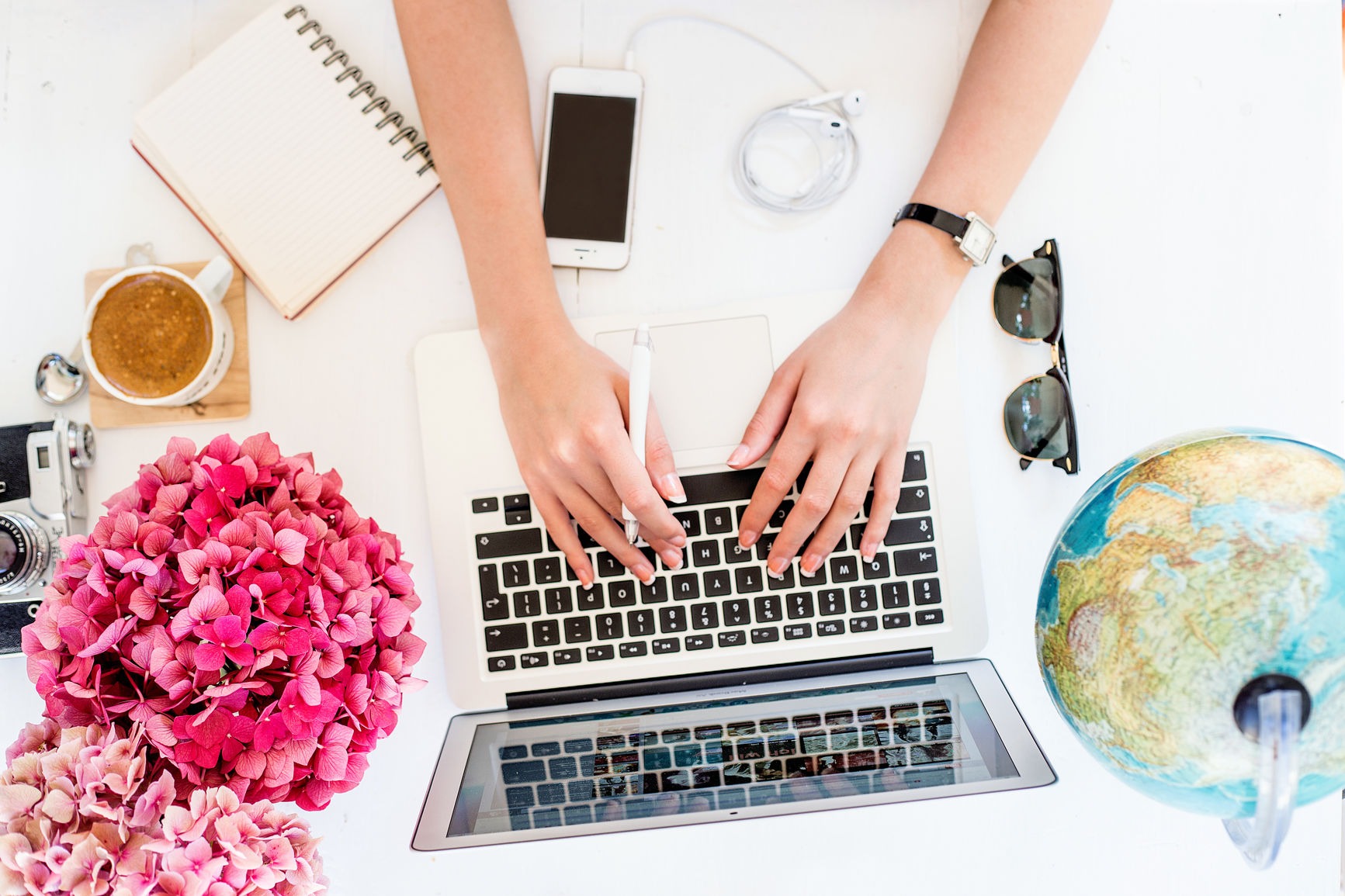 Хочу найти работу в интернете. Девушка с ноутбуком в руках. Женские руки с ноутбуком. Ноутбук и цветы. Работа на компьютере.
