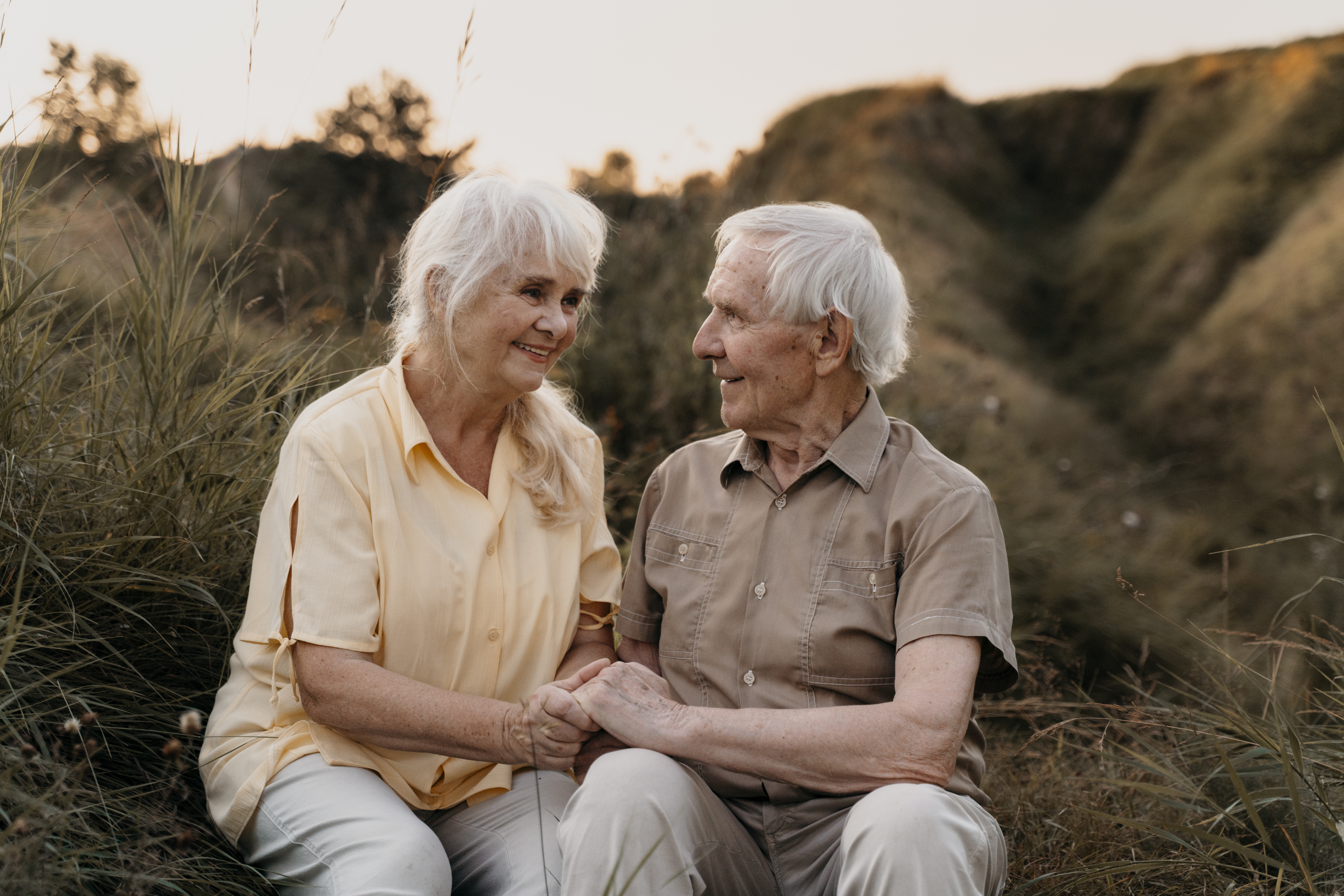 Бабушка рядышком с дедушкой: тепло семейных традиций Бабушка рядышком с дедушкой: тепло семейных традиций