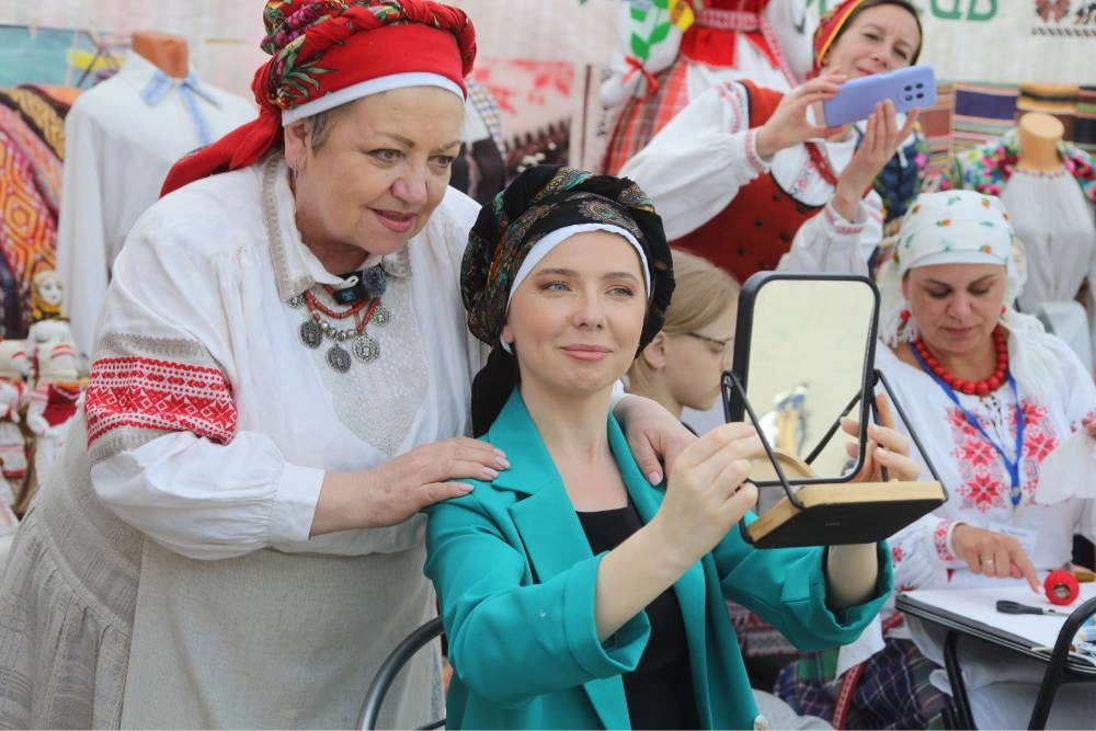 В моду возвращаются женские платки. Как этот аксессуар носили раньше В моду возвращаются женские платки. Как этот аксессуар носили раньше