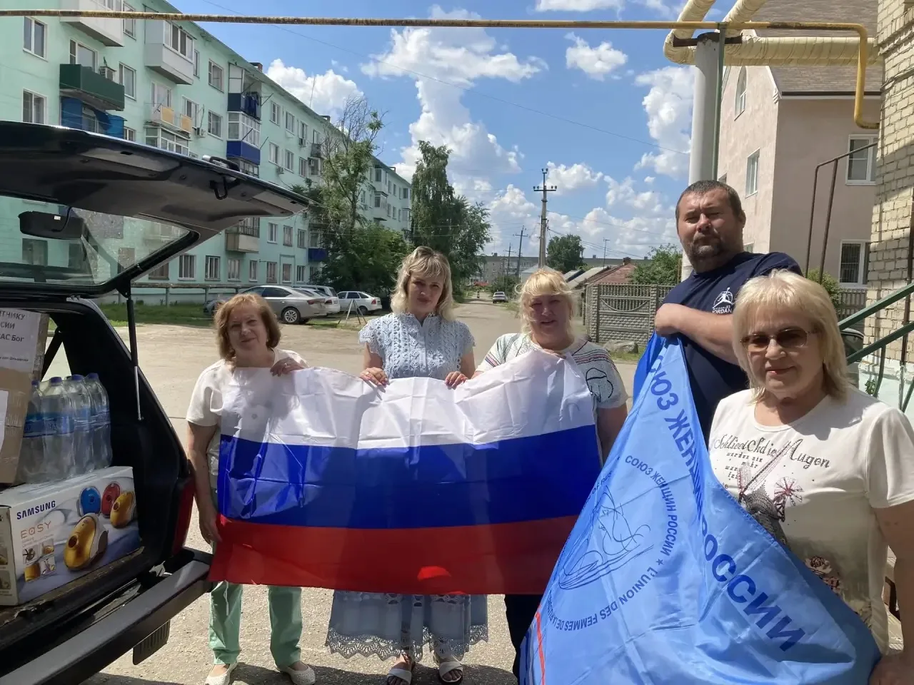 Накануне Дня России активистки женсовета Калининского района собрали очередной гуманитарный груз