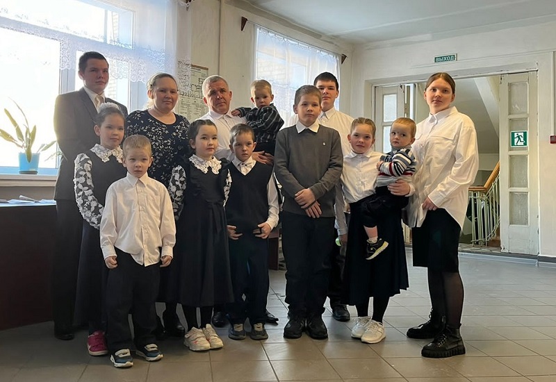 «11 детей – награда от Бога». Мать-героиня из Кировской области рассказала о ценностях большой семьи