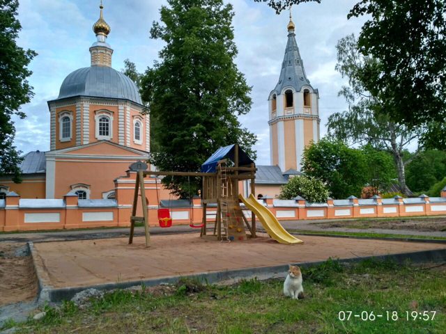 Коржовская Церковь Клинцы. Площадка возле церкви Зверево. Площадка возле церкви в Сысерти. Головино Владимир площадка около церкви.