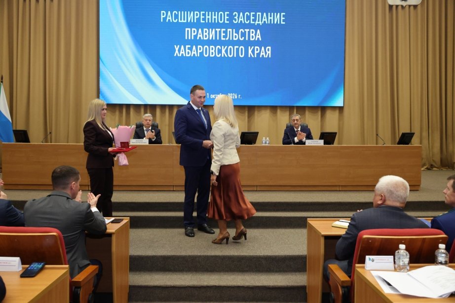 Заслуженное признание: Дмитрий Демешин вручил награды трем женщинам-медикам Заслуженное признание: Дмитрий Демешин вручил награды трем женщинам-медикам