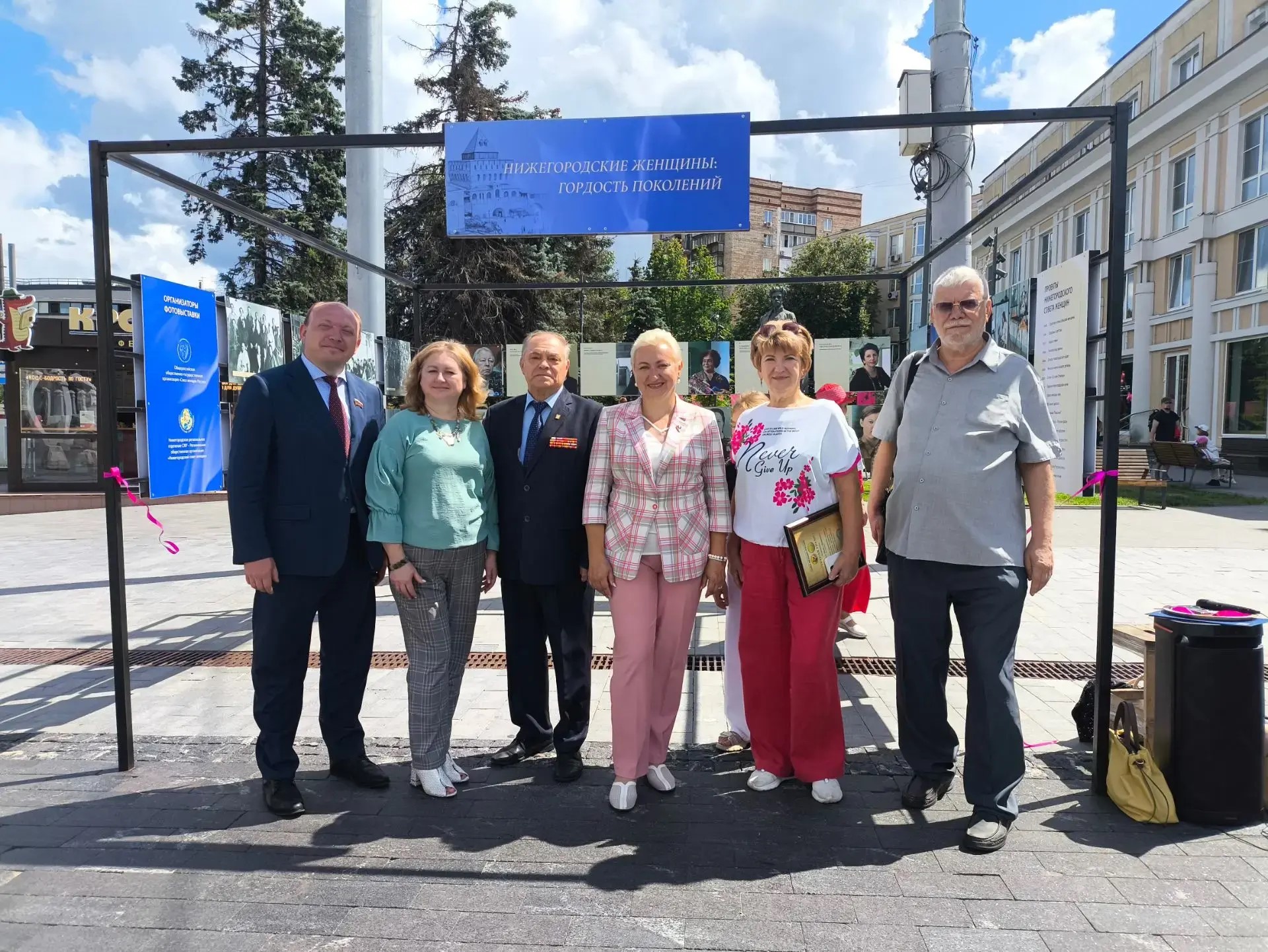 На Большой Покровской открылась уличная фотовыставка о нижегородских женщинах На Большой Покровской открылась уличная фотовыставка о нижегородских женщинах