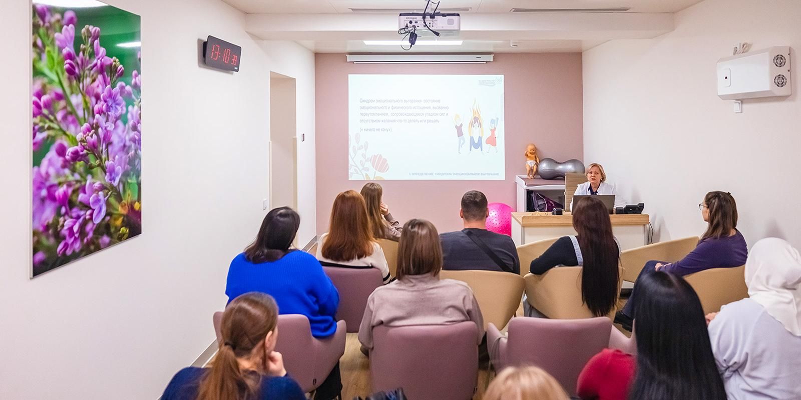 «Быть мамой — серьезная работа»: специалисты школы будущих родителей — о подготовке к рождению детей