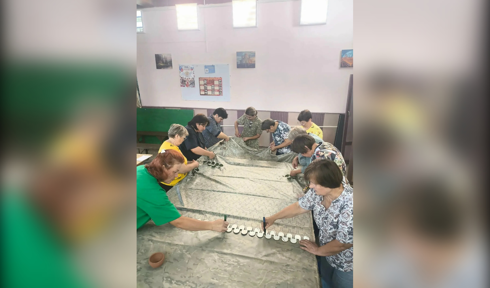 В сельском Доме культуры села Николаевка не умолкает стук ножниц и шелест ткани В сельском Доме культуры села Николаевка не умолкает стук ножниц и шелест ткани