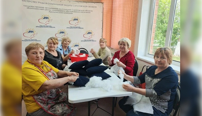 «Серебряные» волонтеры из Аркадака сшили 20 подушек в спальники для бойцов СВО