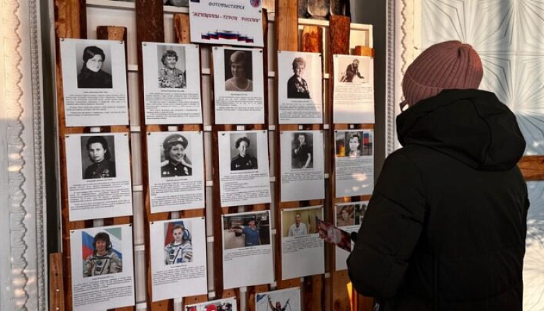 «Женщины — герои России»: в Самбеке открылась фотовыставка