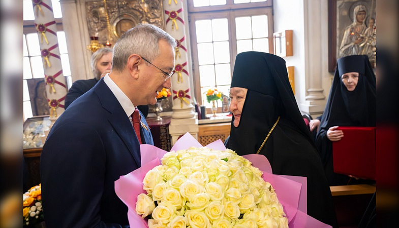 Владислав Шапша поздравил с юбилеем настоятельницу Свято-Никольского Черноостровского женского монастыря игумению Николаю