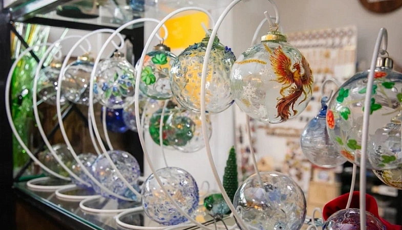 Настоящие шедевры из стеклянных бутылок создают в Сургутском районе