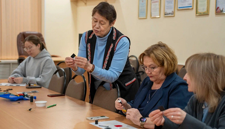 В Нарьян-Маре женщины своими руками сделали амулеты для бойцов СВО