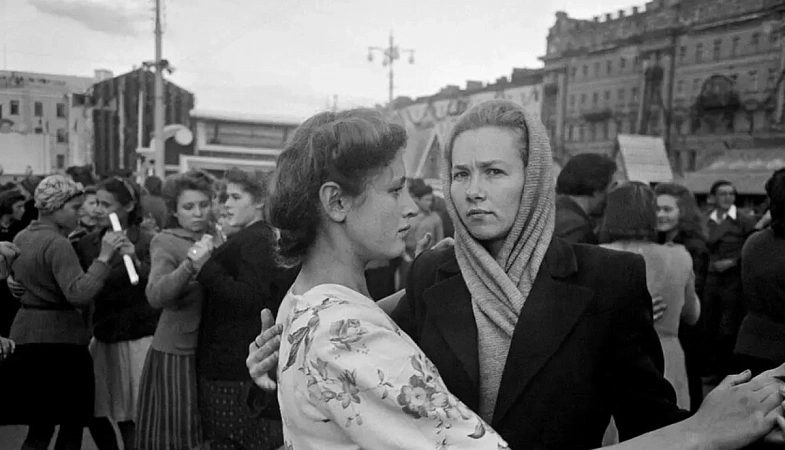 Как слово «девушка» стало универсальным обращением